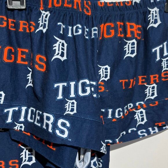Detroit Tigers Concepts Sport Women's Zest Allover Print Button-Up Shirt & Short - Picture 10 of 12